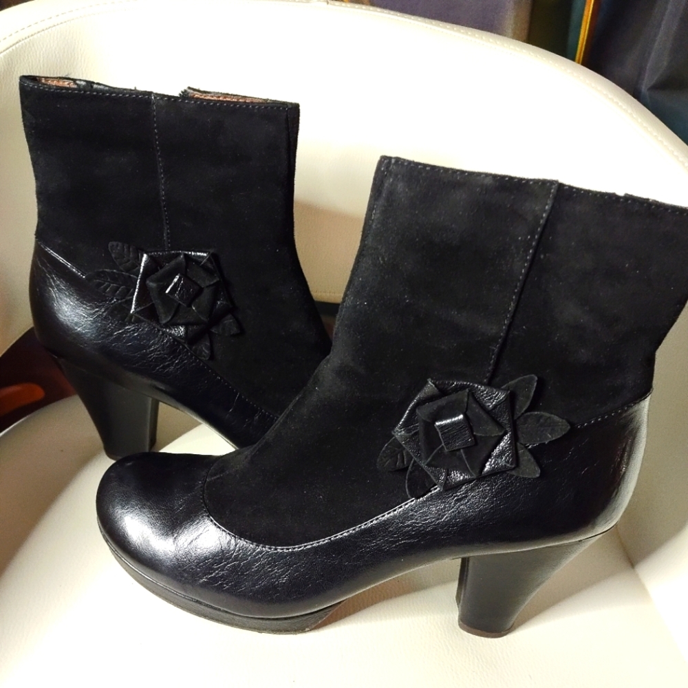 Naya Breeze Black Leather & Suede High Ankle 10M